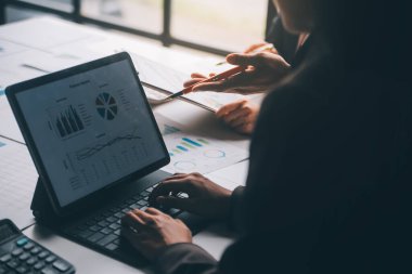 Muhasebeci veya bankacı hesaplamalar yapıyor Muhasebeci, Banka Danışmanı ve Denetçisi. Muhasebe kavramı.