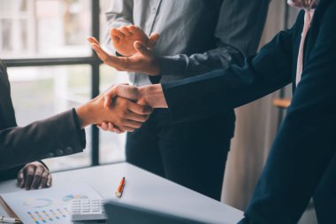 Genç iş adamları tahta Oda toplantıda karara karşı el sıkışma