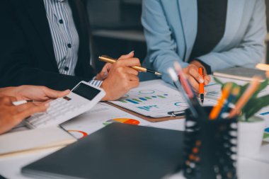 Fon yöneticileri takım danışmanlığı ve ofisteki yatırım borsası analizi hakkında tartışmalar