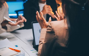 Fon yöneticileri takım danışmanlığı ve ofisteki yatırım borsası analizi hakkında tartışmalar