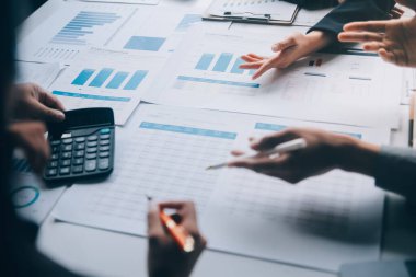 Muhasebeci veya bankacı hesaplamalar yapıyor Muhasebeci, Banka Danışmanı ve Denetçisi. Muhasebe kavramı.