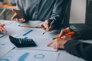 Muhasebeci veya bankacı hesaplamalar yapıyor Muhasebeci, Banka Danışmanı ve Denetçisi. Muhasebe kavramı.