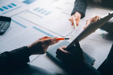 Muhasebeci veya bankacı hesaplamalar yapıyor Muhasebeci, Banka Danışmanı ve Denetçisi. Muhasebe kavramı.