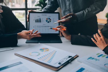 Muhasebeci veya bankacı hesaplamalar yapıyor Muhasebeci, Banka Danışmanı ve Denetçisi. Muhasebe kavramı.