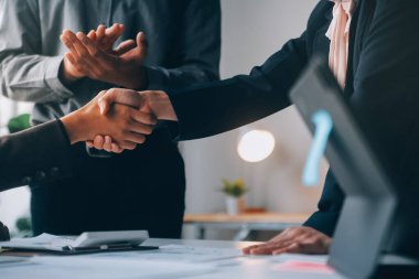 Genç iş adamları tahta Oda toplantıda karara karşı el sıkışma