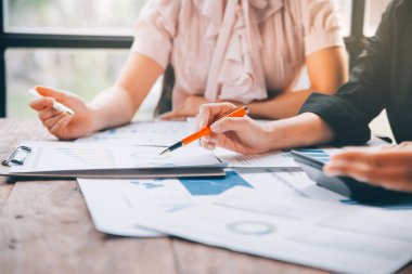 Fon yöneticileri takım danışmanlığı ve ofisteki yatırım borsası analizi hakkında tartışmalar