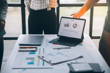 Fon yöneticileri takım danışmanlığı ve ofisteki yatırım borsası analizi hakkında tartışmalar