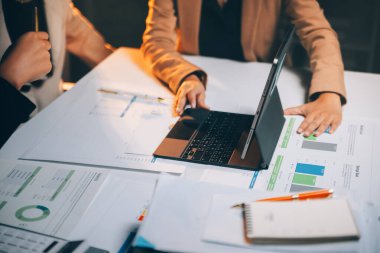 Fon yöneticileri takım danışmanlığı ve ofisteki yatırım borsası analizi hakkında tartışmalar