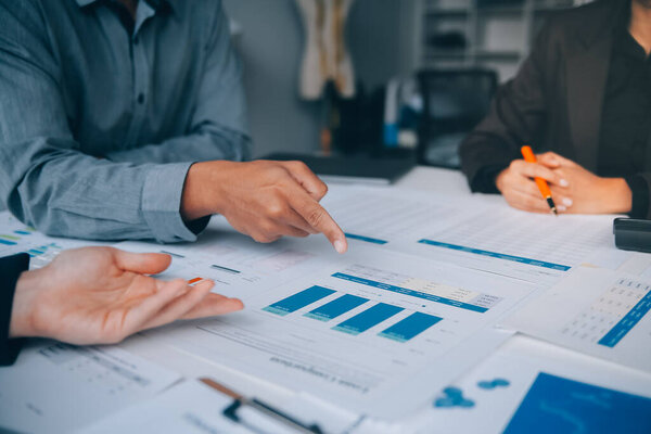 Бухгалтер или банкир делает расчеты Бухгалтер Клерк, банковский советник и аудитор. Концепция учета.