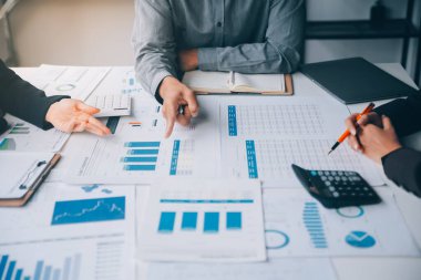 Muhasebeci veya bankacı hesaplamalar yapıyor Muhasebeci, Banka Danışmanı ve Denetçisi. Muhasebe kavramı.