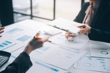 Muhasebeci veya bankacı hesaplamalar yapıyor Muhasebeci, Banka Danışmanı ve Denetçisi. Muhasebe kavramı.