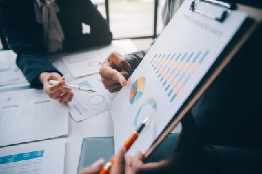 Muhasebeci veya bankacı hesaplamalar yapıyor Muhasebeci, Banka Danışmanı ve Denetçisi. Muhasebe kavramı.