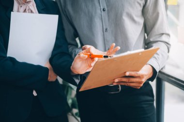 Fon yöneticileri takım danışmanlığı ve ofisteki yatırım borsası analizi hakkında tartışmalar