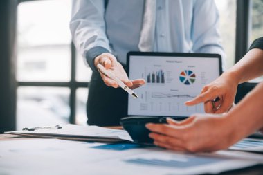 Fon yöneticileri takım danışmanlığı ve ofisteki yatırım borsası analizi hakkında tartışmalar