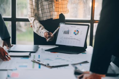 Fon yöneticileri takım danışmanlığı ve ofisteki yatırım borsası analizi hakkında tartışmalar