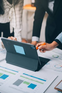 Fon yöneticileri takım danışmanlığı ve ofisteki yatırım borsası analizi hakkında tartışmalar