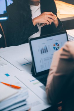 Fon yöneticileri takım danışmanlığı ve ofisteki yatırım borsası analizi hakkında tartışmalar