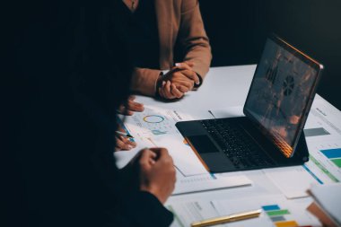 Fon yöneticileri takım danışmanlığı ve ofisteki yatırım borsası analizi hakkında tartışmalar