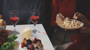 Bir grup insan yemek masası yiyor.