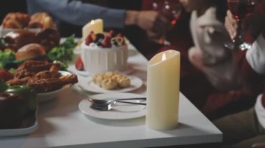 Mumlarla dolu Noel yemeği masası..