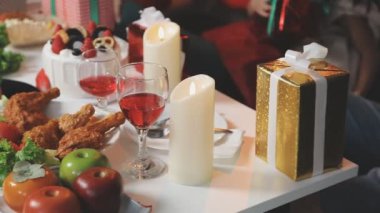 Arka planda mumlar ve Noel süslemeleri olan bir Noel masası.