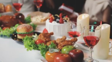 Arka planda Noel dekoru olan akşam yemeği için sofra kurulumu
