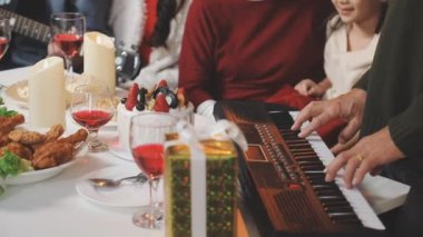 İnsanlar Noel yemeği yiyor.
