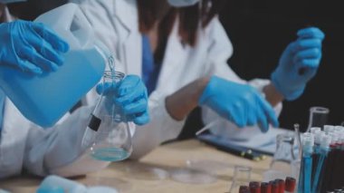 Laboratuvar araştırması. Laboratuvardaki bilim adamı. Mikroskop ve mataralı laboratuvar. Laboratuvarda laboratuvar ekipmanları