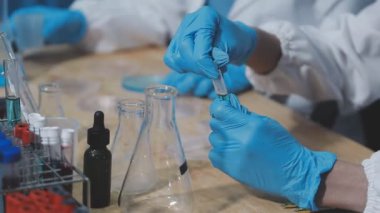 Laboratuvarda çalışan bilim adamı.