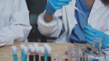 Laboratuvarda çalışan bilim adamı.