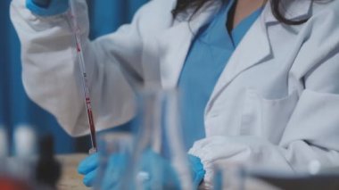 Laboratuvarda mikroskopla çalışan laboratuvar teknisyeni.