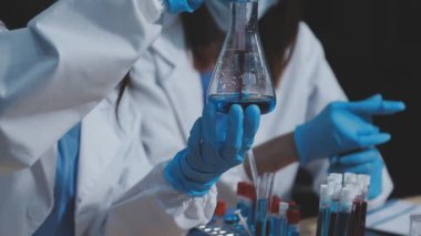 laboratuarda çalışan bilim adamı