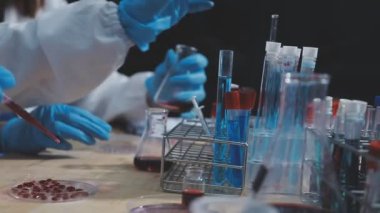 Laboratuvardaki bilim adamlarının ellerini kapatın.