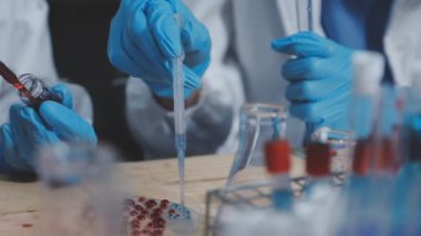 Laboratuvarda deney tüpleri olan bir bilim adamı. Bilim ve araştırma