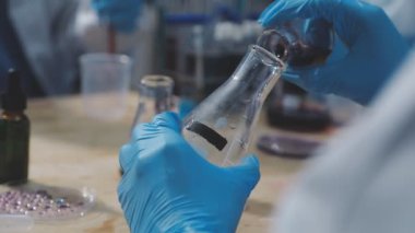 Laboratuvar üzerinde çalışan bilim adamı