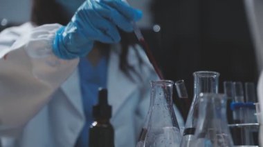 Laboratuvarda kadın bilim adamı