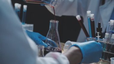 Bilim adamı deney tüpleri ve kimya laboratuvarında çalışıyor.