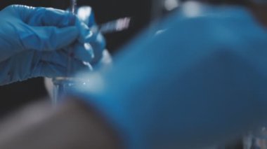 Laboratuvarda çalışan bilim adamı.