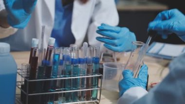 Kadın doktorun elinde aşıyla şırınga tutmasını yakın çekim. laboratuar yardımcısı.