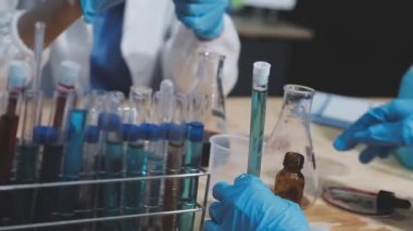 Laboratuvar ekipmanlarıyla çalışan bir bilim adamı. Bilim ve teknoloji.