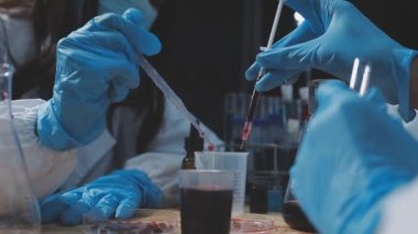 Laboratuvardaki bilim adamı test tüpü üzerinde çalışıyor.