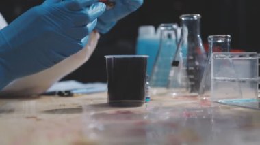 Laboratuvarda çalışan bilim adamı.