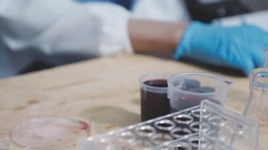 Laboratuvarda çalışan bilim adamının yakın çekimi.