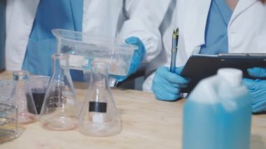 Sıvı cam tutan bilim adamı