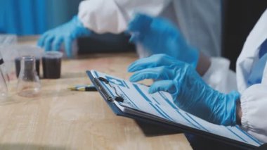 Bir tablet ve test tüpüyle laboratuvar bilim adamı.