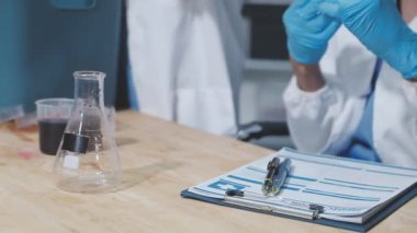 Laboratuvarda sıvı testi yapma süreci.