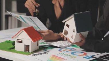 İş kadını evi tutuyor ve modelli çizim yapıyor.