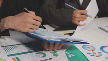 Grafik ve grafiklerle grafikleri analiz eden işadamı