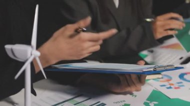 Modern ofiste finansal belgelerle çalışan iş adamları