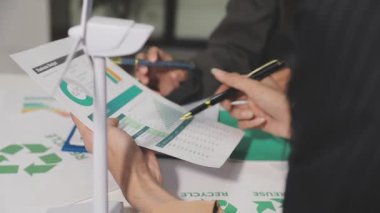 İş adamları ofiste toplanıyor.